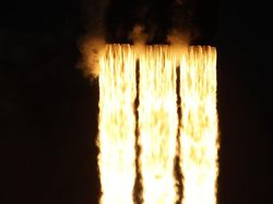 Keren! Penampakan 3 Roket Terkuat Dunia Mendarat Simultan