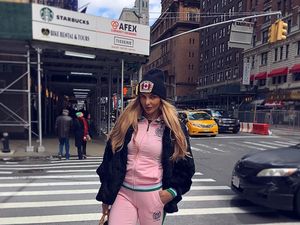 Foto: Liburannya Petinju Cantik dan Kekar, Christina Hammer