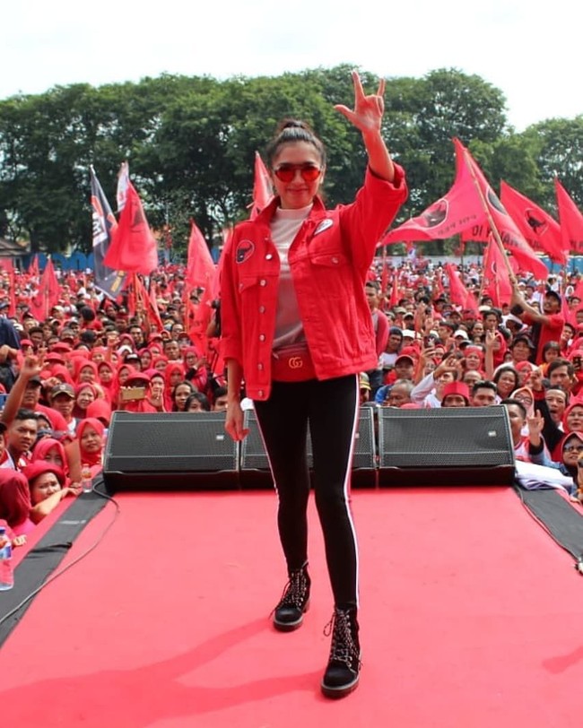 Dalam wawancara dengan detikHOT, Angel Karamoy mengungkapkan alasannya terjun ke dunia politik menjadi caleg. Saya sudah dapat panggilan bahwa saya ingin melakukan lebih besar lagi untuk negara ini. Saya perhatikan dari tahun 2014, sudah sangat lama sekali saya tertarik dengan dunia politik. Cuma karena memang kesempatan, waktu, dan saat itu saya memiliki kontrak yang tidak bisa bagi dengan yang lain. Akhirnya saya putuskan tahun ini saya ikut berkontribusi di pesta demokrasi, ujarnya. Foto: Instagram @realangelkaramoy