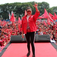 Dalam wawancara dengan detikHOT, Angel Karamoy mengungkapkan alasannya terjun ke dunia politik menjadi caleg. Saya sudah dapat panggilan bahwa saya ingin melakukan lebih besar lagi untuk negara ini. Saya perhatikan dari tahun 2014, sudah sangat lama sekali saya tertarik dengan dunia politik. Cuma karena memang kesempatan, waktu, dan saat itu saya memiliki kontrak yang tidak bisa bagi dengan yang lain. Akhirnya saya putuskan tahun ini saya ikut berkontribusi di pesta demokrasi, ujarnya. Foto: Instagram @realangelkaramoy