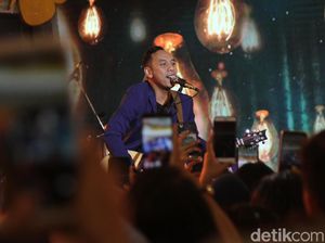 Bikin Histeris! Pongki Turun Panggung dan Jejingkrakan di dHot Music