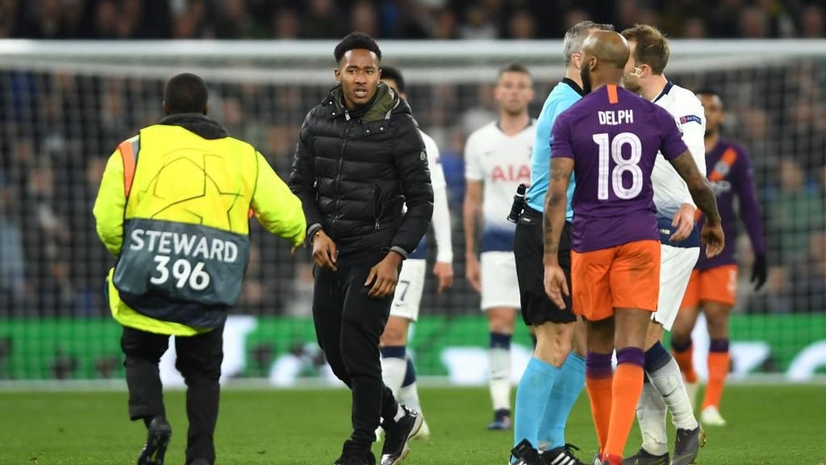 Seorang penyusup masuk ke lapangan di laga Tottenham Hotspur vs Manchester City. (Foto: Mike Hewitt/Getty Images)