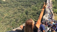 Menjadi atlet, membuat Yuliya mudah berkeliling dunia. Sembari ikut kompetisi, dia juga mendatangi berbagai destinasi wisata yang terkenal saperti saat ke The Great Wall di China ini (Instagram/Yuliya Efimova)