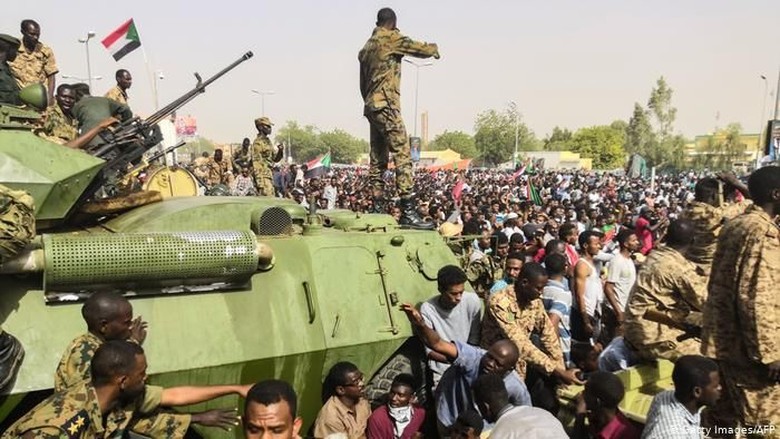 Militer Sudan Tahan Presiden Omar al-Bashir Setelah Berkuasa 3 Dekade Militer Sudan Tahan Presiden Omar al-Bashir Setelah Berkuasa 3 Dekade