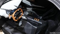 Desain kokpit mirip mobil balap, tapi mirip juga dengan kokpit pesawat. Mobil merupakan mobil ketiga Aston Martin dalam kategori mesin tengah setelah Valkyrie dan Valkyrie AMR Pro. Foto: Aston Martin