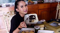 Aneka kue seperti cinnamon roll, dan kue manis bertabur cokelat, jadi pilihan Soraya untuk ngemil di sela-sela kesibukannya. Foto: Instagram @sorayarasyid12