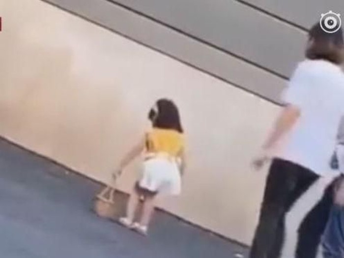 Viral video model cilik ditendang ibunya karena menolak pemotretan. Foto: Dok. Weibo Viral video model cilik ditendang ibunya karena menolak pemotretan. Foto: Dok. Weibo