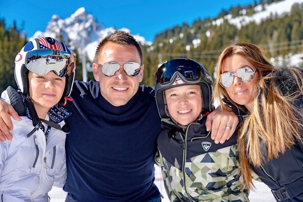 Rupanya John Terry tak berdua saja, tetapi juga mengajak serta 2 anaknya Georgie dan Summer. Terry sekeluarga ingin main ski bareng. (Instagram/@johnterry.26) Rupanya John Terry tak berdua saja, tetapi juga mengajak serta 2 anaknya Georgie dan Summer. Terry sekeluarga ingin main ski bareng. (Instagram/@johnterry.26)