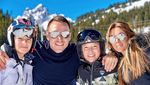 Foto: Jadi Bek Sudah Biasa, Ini Aksi John Terry Main Ski
