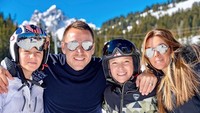 Rupanya John Terry tak berdua saja, tetapi juga mengajak serta 2 anaknya Georgie dan Summer. Terry sekeluarga ingin main ski bareng. (Instagram/@johnterry.26)