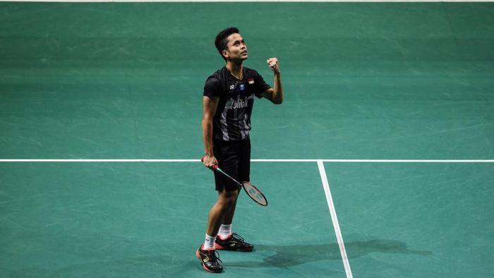 Anthony Sinisuka Ginting melaju ke semifinal French Open 2019 usai menang atas Kento Momota (Foto: Roslan Rahman / AFP)