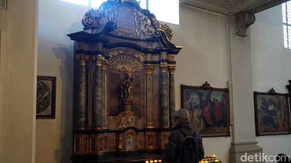 Saat detikcom berkunjung, suasana katedral sedang sepi. Tampak seorang pengunjung tengah beribadah dengan khidmat di salah satu altar gereja. (Wahyu Setyo/detikcom) Saat detikcom berkunjung, suasana katedral sedang sepi. Tampak seorang pengunjung tengah beribadah dengan khidmat di salah satu altar gereja. (Wahyu Setyo/detikcom)