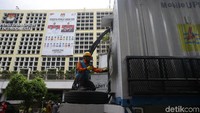 Petugas PLN mengecek kesiapan pasokan listrik di kantor KPU menjelang hari pencoblosan pada 17 April mendatang.   