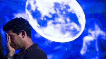 Raut wajah sedih pun menggelayut setelah berita kegagalan Beresheet. Opher Doron dari Israel Aerospace Industries mengumumkan ada kegagalan sistem di pesawat. Sayangnya kami tidak dapat mendaratkannya dengan sukses, tutur dia. Foto: Reuters