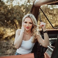 Christina pun adalah korban kekerasan seksual oleh pamannya. Hingga akhirnya Christina yang berusia 16 tahun saat itu dan adik-adiknya tinggal di panti asuhan. Kemudian Christina tak berhak lagi tinggal di rumah panti karena usianya yang menginjak 18 kala itu.  Foto: dok. Instagram