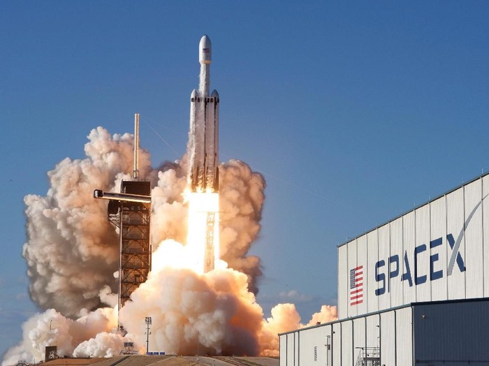 A SpaceX Falcon Heavy rocket, carrying the Arabsat 6A communications satellite, lifts off from the Kennedy Space Center in Cape Canaveral, Florida, U.S., April 11, 2019. REUTERS/Thom Baur     TPX IMAGES OF THE DAY