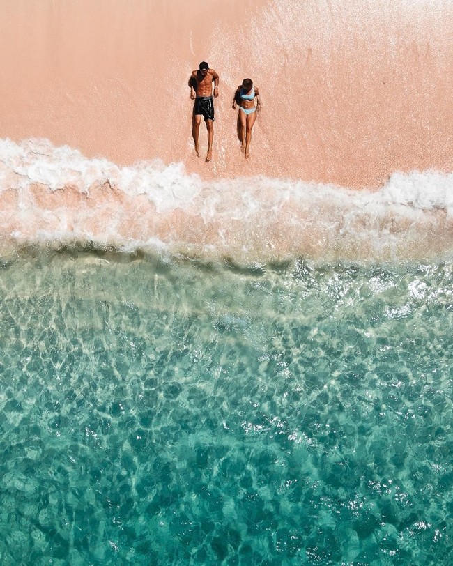 Menerima banyak komentar negatif, pasangan ini membela diri dan mengatakan pemotretan itu dilakukan dengan sangat hati-hati. Mereka juga tidak takut melakukannya karena percaya penuh satu sama lain. Foto: Instagram @positravelty