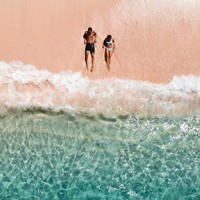 Menerima banyak komentar negatif, pasangan ini membela diri dan mengatakan pemotretan itu dilakukan dengan sangat hati-hati. Mereka juga tidak takut melakukannya karena percaya penuh satu sama lain. Foto: Instagram @positravelty