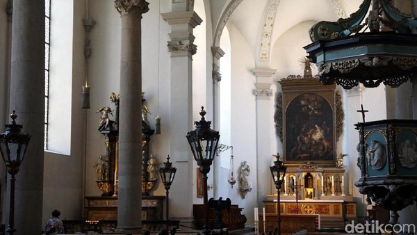 Sungguh mengagumkan bagaimana bangunan gereja ini bisa bertahan sampai 200 tahun lamanya. Katedral ini dihiasi oleh ornamen-ornamen yang tak kalah mengagumkan. (Wahyu Setyo/detikcom) Sungguh mengagumkan bagaimana bangunan gereja ini bisa bertahan sampai 200 tahun lamanya. Katedral ini dihiasi oleh ornamen-ornamen yang tak kalah mengagumkan. (Wahyu Setyo/detikcom)