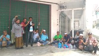 Sejumlah relawan berkumpul di lokasi penemuan surat suara tercoblos. Beberapa di antaranya memakai kaus bergambar Prabowo-Sandi, ada pula yang memakai kaus berlogo Partai Demokrat.