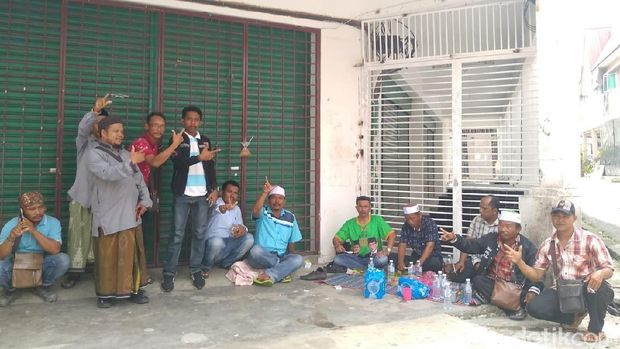 Relawan di lokasi penemuan surat suara tercoblos /