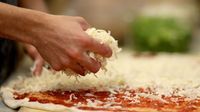 Pecahkan Rekor Dunia, Chef Ini Pakai 154 Jenis Keju Untuk Satu Pizza