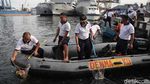 Aksi Para Prajurit TNI AL Bersihkan Laut di Utara Jakarta