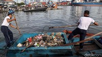 Sampah plastik yang berhasil dikumpulkan oleh para pasukan TNI AL nantinya akan dikumpulkan untuk diangkut ke tempat pembuangan akhir sampah.
