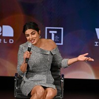 Ketika di luar ruangan, aktris serial Quantico itu terlihat berjalan dengan kacamata hitam bergaya cateye sambil menenteng tas tangan mungil bernuansa metalik sebagai sentuhan akhir yang kekinian.  Foto: dok. Getty Images