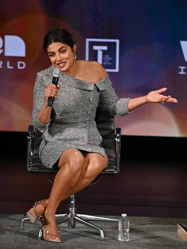 Ketika di luar ruangan, aktris serial Quantico itu terlihat berjalan dengan kacamata hitam bergaya cateye sambil menenteng tas tangan mungil bernuansa metalik sebagai sentuhan akhir yang kekinian.  Foto: dok. Getty Images