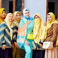 Untuk hijab, Angel Lelga memilih pashmina yang dipakai sederhana. Ia sering memilih hijab bermotif yang sedang hits di kalangan hijabers. Foto: Instagram/AngelLelga