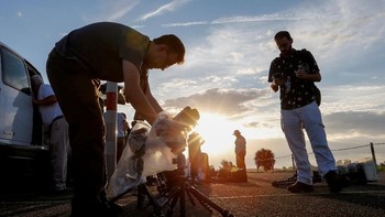 Jurnalis dari berbagai media pun berdatangan antusias untuk mengabadikan aksi roket yang disebut terkuat sejagat itu. Foto: Reuters