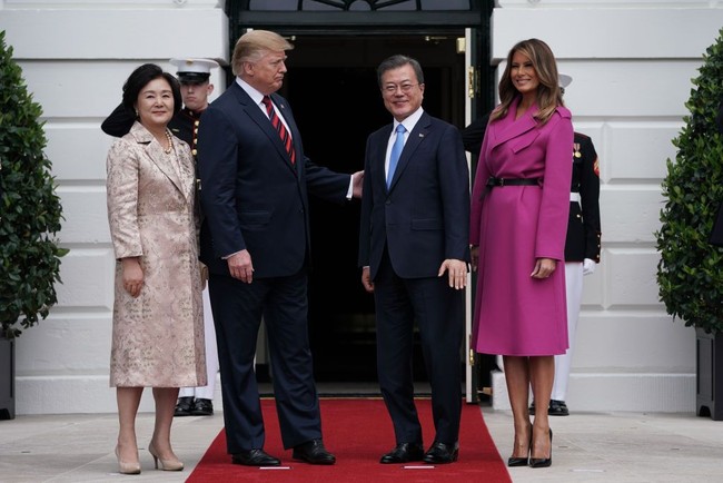 Gedung Putih kedatangan tamu spesial ketika Presiden Korea Selatan Moon Jae-in dan istrinya Kim Jung-soo menginjakkan kakinya di Amerika Serikat. Mendampingi suaminya untuk menyambut tamu negara tersebut, Melania Trump tampil dengan gaya mewahnya. Foto: Getty Images
