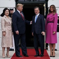 Gedung Putih kedatangan tamu spesial ketika Presiden Korea Selatan Moon Jae-in dan istrinya Kim Jung-soo menginjakkan kakinya di Amerika Serikat. Mendampingi suaminya untuk menyambut tamu negara tersebut, Melania Trump tampil dengan gaya mewahnya. Foto: Getty Images
