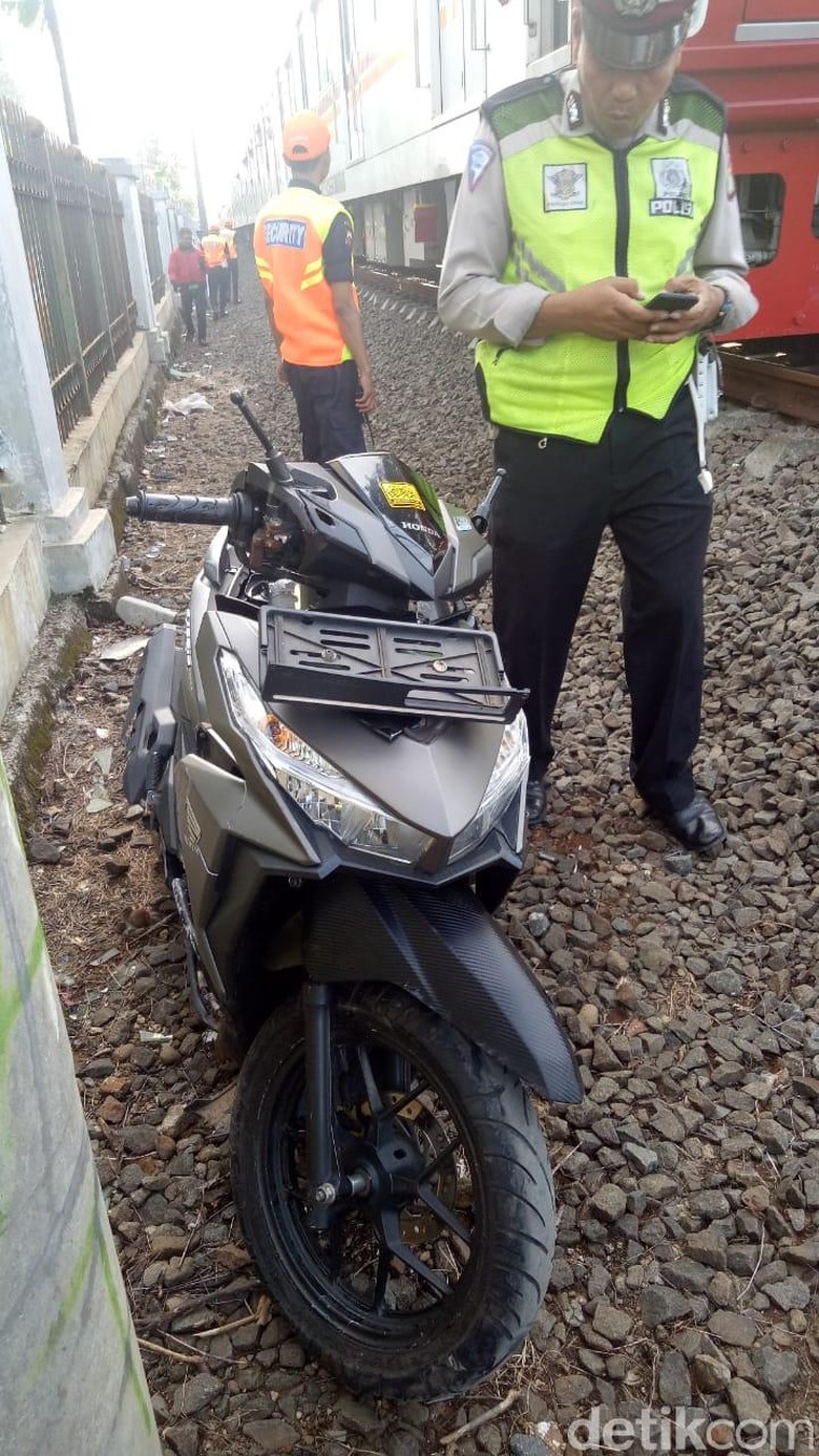 Naik Motor Pakai Earphone, Mahasiswi Tewas Tertabrak KRL di Depok Naik Motor Pakai Earphone, Mahasiswi Tewas Tertabrak KRL di Depok