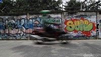 Coretan tersebut sangat mengotori dinding yang membentang di pinggir jalan di kawasan Kemayoran.
