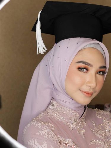 Tutorial Hijab Wisuda Simple Segi Empat