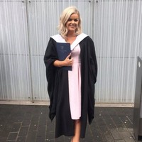 Victoria adalah seorang sarjana, lulusan manajemen event. Lepas kuliah ia mendirikan perusahaan yang membuka jasa pembersih tanpa busana bernama Glimmer. Foto: Dok. Glimmer