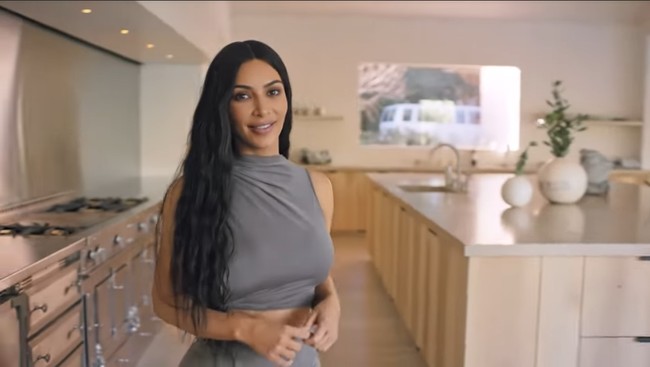 Bagian dapur yang luas dengan kombinasi palet beige, krem dan metal. Lantainya sendiri terbuat dari marmer nan mewah. Foto: Screenshot YouTube/Vogue