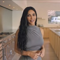 Bagian dapur yang luas dengan kombinasi palet beige, krem dan metal. Lantainya sendiri terbuat dari marmer nan mewah. Foto: Screenshot YouTube/Vogue