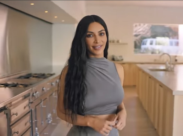 Kim Kardashian Potong Rambut di Parkiran / Foto: Screenshot YouTube/Vogue Kim Kardashian Potong Rambut di Parkiran / Foto: Screenshot YouTube/Vogue