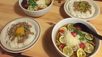 Lewat akun Instagram @naomiuno, pasangan asal Jepang ini membagikan momen imut dan menggemaskan ketika dua kucing peliharaan mereka, ikut makan di meja makan. Foto: Istimewa