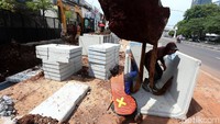 Wujud pelebaran ruas jalan pun sudah mulai tampak terlihat.