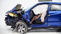 HR-V berwarna biru yang sudah tidak terbentuk itu dipamerkan lengkap dengan dummy yang masih duduk di kursi pengemudi dengan air bag yang mengembang. Foto: Honda
