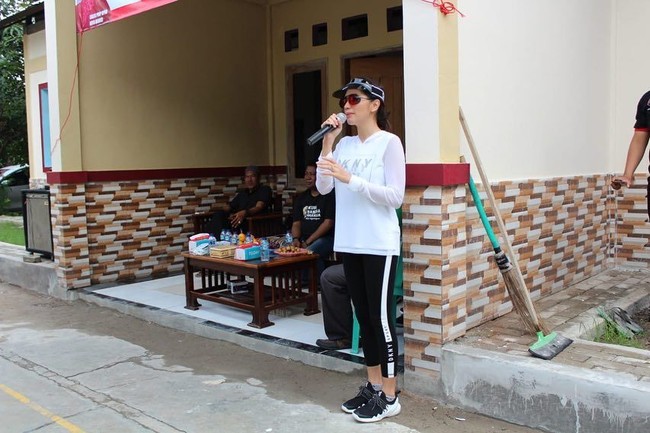 Gaya Angel Karamoy saat blusukan ke Bekasi juga konsisten memakai busana dari brand high end. Kaus dan jaket yang dipakainya datang dari brand DKNY. Angel yang menjadi caleg DPR-RI nomor urut 4 dari PDI-P itu juga melengkapi gayanya dengan topi visor dari Christian Dior seharga Rp 4,8 juta. Foto: Instagram @realangelkaramoy