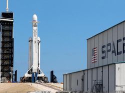 Keren! Penampakan 3 Roket Terkuat Dunia Mendarat Simultan