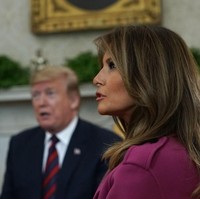 Sebagai sentuhan akhir, ia menopang kaki jenjangnya dengan sepasang heels hitam So Kate dari Christian Louboutin. Harganya US$ 725 atau sekitar Rp 10 jutaan. Foto: Getty Images