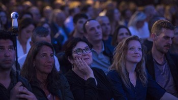 Warga negara Yahudi itu harap-harap cemas seiring mendekatnya Beresheet ke permukaan Bulan. Tujuan dari wahana ini adalah untuk menjepret foto dan melangsungkan penelitian. Foto: Reuters