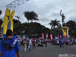 Aremania Rela Libur Kerja Demi Dukung Singo Edan Tercinta