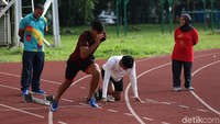Eni pun awalnya hanya coba-coba. Ternyata lulus, baik dari tingkat dasar, madya, hingga nasional. Setelah itu, Eni kemudian mengambil lisensi kepelatihan atletik dasar pada tahun 1985. Saat itu hanya ada dua level untuk bisa menjadi pelatih, paling tinggi lisensi level dua dan Eni sudah mendapatkannya.